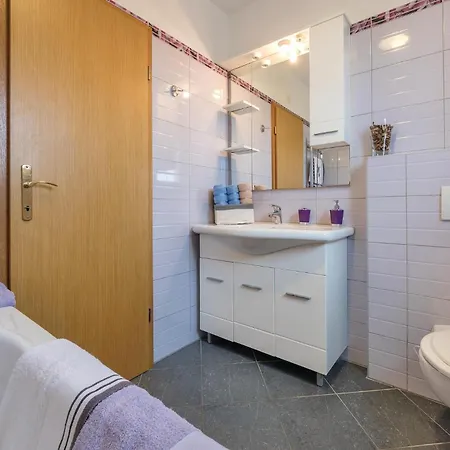 Будинок відпочинку Cozy In With Kitchen Пула