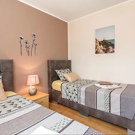 Ferienhaus Cozy In With Kitchen Pula