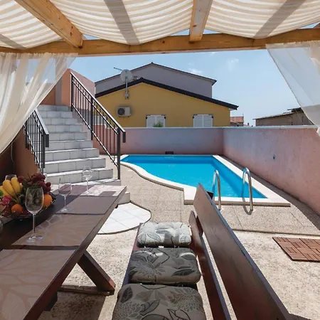 Ferienhaus Cozy In With Kitchen Pula