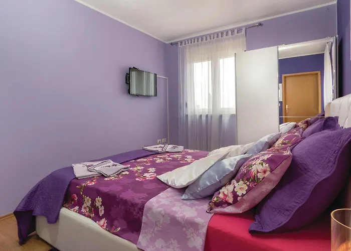 Holiday home Cozy Home In Pula With Kitchen