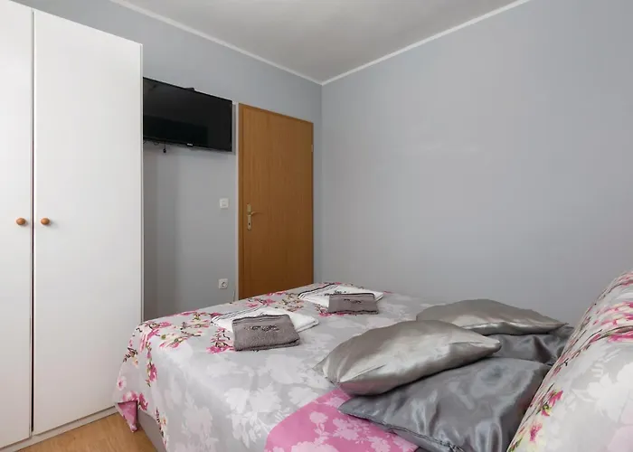 Cozy Home In Pula With Kitchen Holiday home