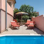 Сasa de vacaciones Cozy In With Kitchen