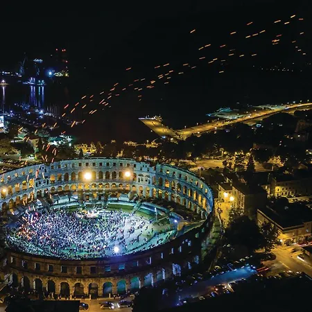 Casa de Férias Cozy In With Kitchen Pula