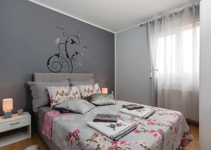 Cozy Home In Pula With Kitchen