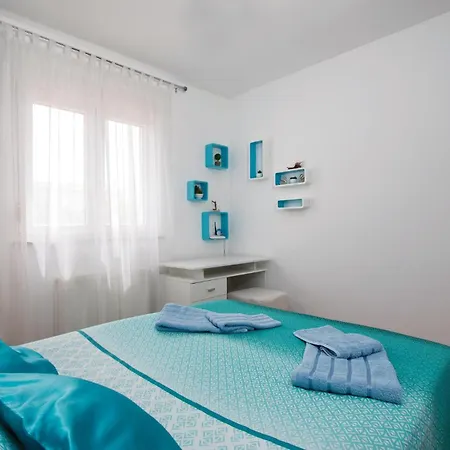 Luxurious In Πούλα